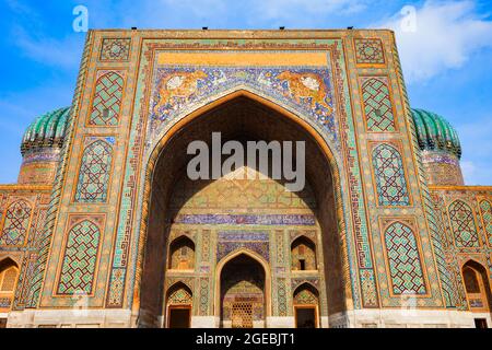 Le Registan Sher Dor Madrasa fait partie de la ville antique du Registan, Samarkand en Ouzbékistan Banque D'Images