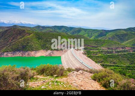 Barrage et lac Hisorak est un réservoir d'eau près de la ville de Shahrisabz en Ouzbékistan Banque D'Images