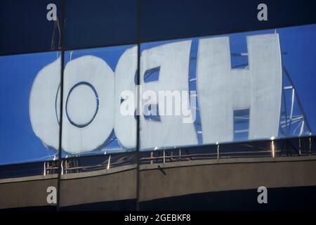 Bucarest, Roumanie - 17 août 2021 : reflet du logo de HBO, réseau américain de télévision par câble et satellite haut de gamme appartenant à AT&T's WarnerMedia Banque D'Images