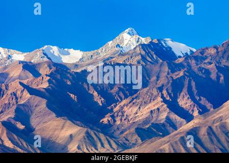 Stok Kangri est la plus haute montagne de la chaîne de Stok De l'Himalaya près de Leh dans la région du Ladakh de inde du nord Banque D'Images