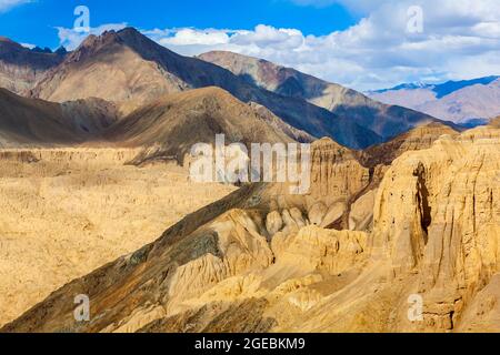 Vallée de la lune ou Moonland près du village de Lamayuru à Ladakh, dans le nord de l'Inde Banque D'Images