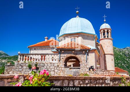 Notre Dame des rochers dans l'île de Gospa od Skrpjela près de la ville de Perast, baie de Kotor au Monténégro Banque D'Images