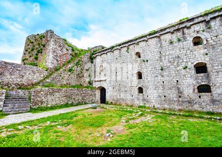 Le musée du château de Rozafa est une forteresse et un château médiévaux ruinés Dans la ville de Shkoder, dans le nord-ouest de l'Albanie Banque D'Images