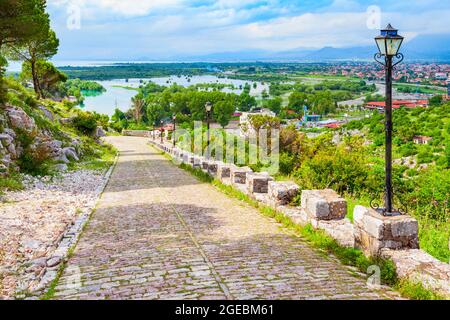 Vue panoramique aérienne de la ville de Shkoder ou Shkodra et du fleuve Buna depuis le château de Rozafa en Albanie Banque D'Images