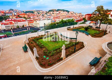 Vue panoramique aérienne de la ville de Lisbonne depuis Miradouro Sao Pedro de Alcantara point de vue dans le centre de la ville de Lisbonne au Portugal Banque D'Images