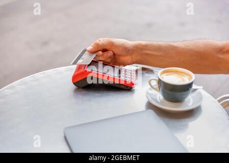 Homme méconnaissable payant par carte de crédit Banque D'Images