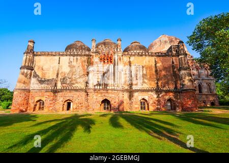 Mosquée Bara Gumbad et tombe dans les jardins Lodi ou Lodhi Gardens, un parc de la ville situé dans la ville de New Delhi en Inde Banque D'Images