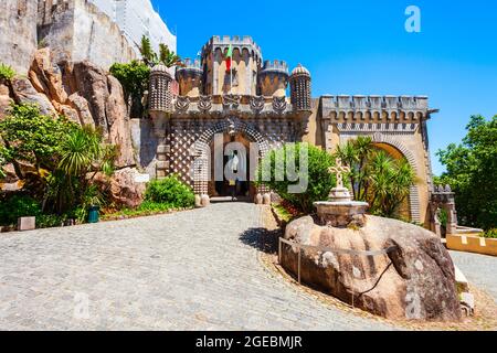 Pena Palace ou Palacio da Pena est un château Romanticiste dans la ville de Sintra près de Lisbonne, Portugal Banque D'Images