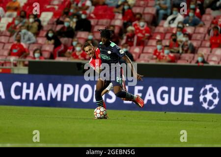 Lisbonne, Portugal. 18 août 2021. Noni Madueke de PSV Eindhoven (R ) vie avec Alejandro Grimaldo de SL Benfica lors du match de football de la première jambe de la Ligue des champions de l'UEFA entre SL Benfica et PSV Eindhoven au stade Luz à Lisbonne, Portugal, le 18 août 2021. (Image de crédit : © Pedro Fiuza/ZUMA Press Wire) Banque D'Images