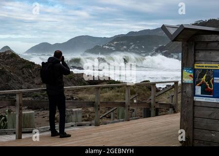 L'homme photographie d'énormes vagues se brisant dans la baie de Houghton, Wellington, Nouvelle-Zélande Banque D'Images