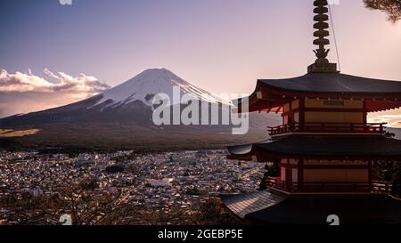 Paysage japonais de la magnifique Pagode rouge de Chureito et du mont Fuji avec couverture de neige sur le dessus au coucher du soleil d'hiver. Fujiyoshida lieu de voyage historique à Jap Banque D'Images