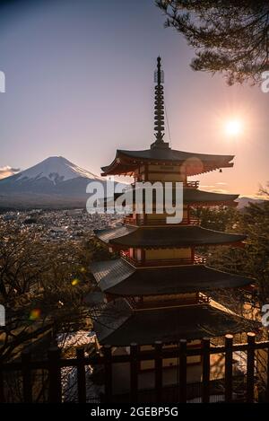 Magnifique Mt. Fuji avec une couverture de neige au sommet, vue de derrière la Pagode de Chureito au coucher du soleil, lieu de voyage historique. Paysage japonais des saisons d'hiver. Oui Banque D'Images