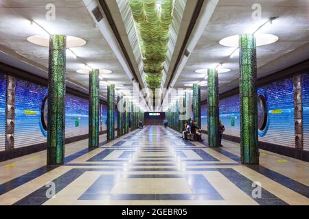 Tachkent, Ouzbékistan - 11 avril 2021 : intérieur de Kosmonavtlar, station du métro Tashkent en Ouzbékistan Banque D'Images