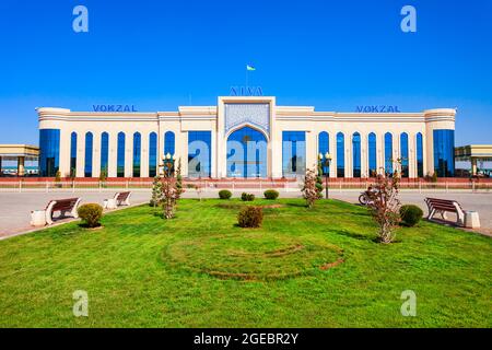 Khiva, Ouzbékistan - 15 avril 2021 : le bâtiment XIVa Vokzal est la principale gare ferroviaire de passagers de la ville de Khiva, Ouzbékistan Banque D'Images