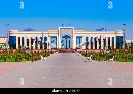 Khiva, Ouzbékistan - 15 avril 2021 : le bâtiment XIVa Vokzal est la principale gare ferroviaire de passagers de la ville de Khiva, Ouzbékistan Banque D'Images