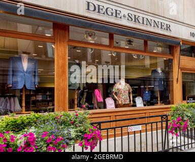 Boutique en façade de la célèbre maison de couture Dege et Skinner, Savile Row, Londres ; une rue célèbre pour sa conception haut de gamme sur mesure Banque D'Images