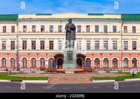 YAROSLAVL, RUSSIE - 05 AOÛT 2020 : Yaroslav la statue de Sage dans la ville de Yaroslavl, anneau d'or de Russie. Yaroslav était le grand prince de Veliky Novgorod A. Banque D'Images