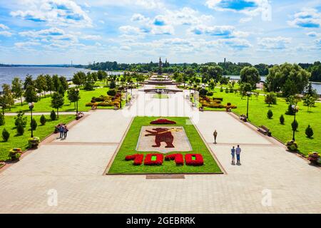 YAROSLAVL, RUSSIE - 05 AOÛT 2020 : sculpture d'ours dans le parc public de Strelka, au centre de la ville de Yaroslavl, anneau d'or de Russie. L'ours est un symbole de Banque D'Images