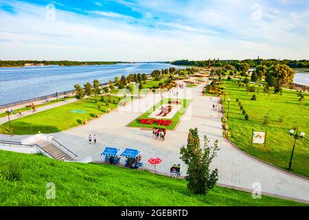 YAROSLAVL, RUSSIE - 05 AOÛT 2020 : sculpture d'ours dans le parc public de Strelka, au centre de la ville de Yaroslavl, anneau d'or de Russie. L'ours est un symbole de Banque D'Images