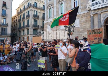 Concentration sur la place Sant Jaume à Barcelone en solidarité avec les filles et les femmes d'Afghanistan et en défense de leurs droits. Barcelone, W Banque D'Images