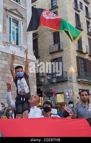 Concentration sur la place Sant Jaume à Barcelone en solidarité avec les filles et les femmes d'Afghanistan et en défense de leurs droits. Barcelone, W Banque D'Images