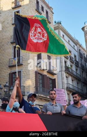 Concentration sur la place Sant Jaume à Barcelone en solidarité avec les filles et les femmes d'Afghanistan et en défense de leurs droits. Barcelone, W Banque D'Images