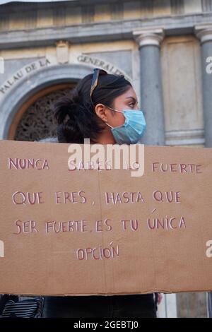 Un activiste tient un signe qui se lit comme suit: «vous ne savez jamais combien vous êtes fort jusqu'à ce qu'être fort est votre seule option», pendant la concentration dans la Sant Banque D'Images