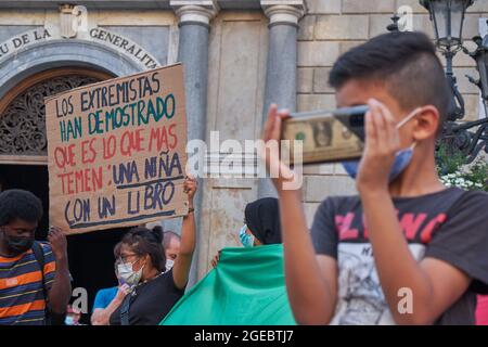 Concentration sur la place Sant Jaume à Barcelone en solidarité avec les filles et les femmes d'Afghanistan et en défense de leurs droits. Barcelone, W Banque D'Images