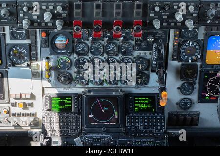 Le tableau de bord d'un poste de pilotage KC-135 Stratotanker exposé lors d'une visite d'immersion du 93e Escadron de ravitaillement en vol expéditionnaire pour l'équipe de commandement de la 39e Escadre de la base aérienne, à la base aérienne d'Incirlik (Turquie), le 13 août 2021. La visite de l’équipe de commandement faisait partie d’une série de visites d’immersion pour démontrer comment chaque unité soutient la 39e ABW et les forces aériennes américaines en Europe-Air Forces Afrique. La 93e EARS fournit des capacités de ravitaillement aérien aux alliés et aux partenaires de la coalition, qui contribuent à assurer la stabilité de la zone de responsabilité du Commandement central des États-Unis. (É.-U. Photo de la Force aérienne par le premier Airman Matthew Angul Banque D'Images