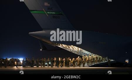 Les soldats de l'armée américaine embarquèrent à bord d'un avion C-17 Globemaster III avant leur départ pour l'aéroport international Hamid Karzaï, en Afghanistan, en appui au refuge de l'opération alliés à la base aérienne Ali Al Salem, au Koweït, le 13 août 2021. Le ministère de la Défense s'est engagé à appuyer le département d'État des États-Unis dans le départ du personnel civil américain et allié de l'Afghanistan, et à évacuer les alliés afghans en toute sécurité. (É.-U. Photo de la Force aérienne par le sergent d'état-major. Ryan Brooks) Banque D'Images