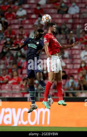 Lisbonne. 18 août 2021. Ibrahim Sangare (L) du PSV Eindhoven rivalise avec Roman Yaremchuk de SL Benfica lors du match de la Ligue des champions de l'UEFA entre SL Benfica et PSV Eindhoven au stade Luz à Lisbonne, Portugal, le 18 août 2021. Crédit: Pedro Fiuza/Xinhua/Alay Live News Banque D'Images