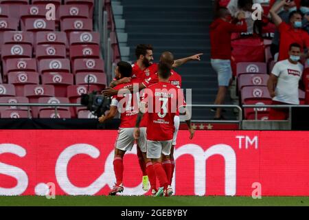 Lisbonne. 18 août 2021. Rafa Silva (2e L) de SL Benfica fête avec ses coéquipiers après avoir obtenu le score lors du match de la Ligue des champions de l'UEFA entre SL Benfica et PSV Eindhoven au stade Luz à Lisbonne, Portugal, le 18 août 2021. Crédit: Pedro Fiuza/Xinhua/Alay Live News Banque D'Images