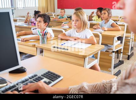 Élèves préadolescents ciblés étudiant en classe avec une enseignante Banque D'Images