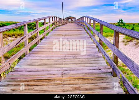 La jetée de la plage publique de Dauphin Island est représentée le 12 août 2021, à Dauphin Island, en Alabama. Banque D'Images