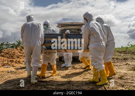 Kendari, Sulawesi du Sud-est, Indonésie. 18 août 2021. Les agents de santé retirent le cercueil contenant le cadavre d'un patient Covid-19. (Credit image: © Andry Denisah/ZUMA Press Wire) Banque D'Images