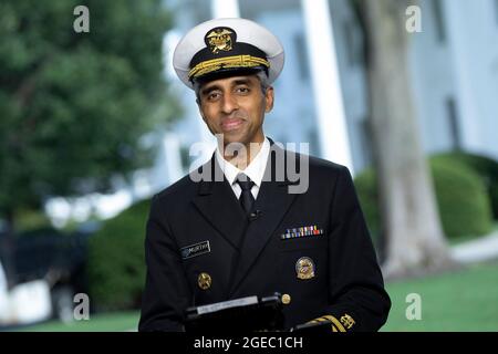 Le chirurgien général Vivek Murthy participe à une interview télévisée à la Maison Blanche à Washington, DC, le 18 août 2021. Crédit: Chris Kleponis/CNP/MediaPunch Banque D'Images