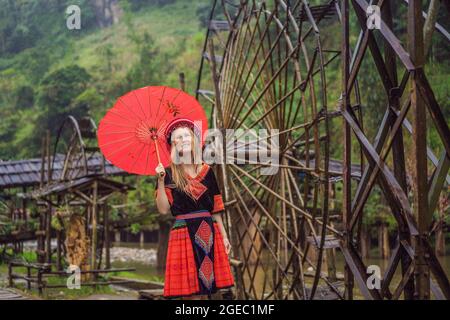 Une touriste féminine vêtue de la robe traditionnelle des habitants des montagnes vietnamiennes, le Hmong. Femme à Sapa dans le brouillard, Nord-Ouest Banque D'Images