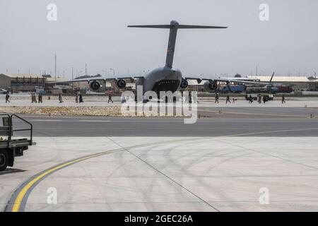 Kaboul, Afghanistan. 18 août 2021. Les membres du service du ministère de la Défense des États-Unis assurent la sécurité à l'aéroport international Hamid Karzaï (HKIA) tout en escortant les personnes évacuées à l'appui de l'opération alliés refuge à Kaboul, en Afghanistan, le 17 août 2021. Photo de l'homme principal Airman Taylor Crul/États-Unis Force aérienne/UPI crédit: UPI/Alay Live News Banque D'Images