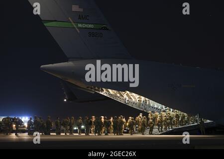 Les soldats de l'armée américaine embarquèrent à bord d'un avion C-17 Globemaster III avant leur départ pour l'aéroport international Hamid Karzaï, en Afghanistan, en appui au refuge de l'opération alliés à la base aérienne Ali Al Salem, au Koweït, le 13 août 2021. Photo par le sergent d'état-major. Ryan Brooks/États-Unis Force aérienne/UPI crédit: UPI/Alay Live News Banque D'Images