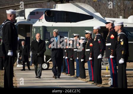 Le secrétaire d'État John Kerry marche avec le président afghan Ashraf Ghani à leur arrivée à Camp David, au Maryland, pour rencontrer et discuter de questions d'importance mutuelle avec le secrétaire à la Défense Ash carter, le secrétaire au Trésor Jacob L. Lew et le chef de l'exécutif afghan Abdullah Abdullah le 23 mars 2015. (Photo du Sgt principal, Adrian Cadix)(sortie) Banque D'Images