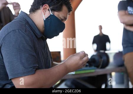 Blaine, Washington DC, États-Unis. 18 août 2021. Un membre du personnel examine un émetteur radio lors d'une journée d'entraînement sur le terrain du géant asiatique hornet au parc national de Birch Bay à Blaine, Washington, le mardi 18 août 2021. Le département de l'agriculture de l'État de Washington forme le personnel du département de l'agriculture de l'Oregon pour répondre aux détections du géant asiatique hornet dans la région. Crédit : Paul Christian Gordon/Alay Live News Banque D'Images