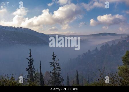 Tôt le matin vue sur les collines dans la jupe de Jérusalem montrant les vallées remplies de brouillard épais Banque D'Images