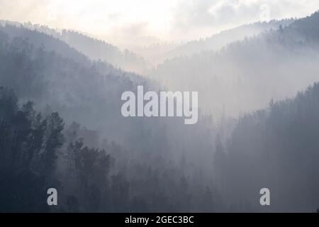 Tôt le matin vue sur les collines dans la jupe de Jérusalem montrant les vallées remplies de brouillard épais Banque D'Images