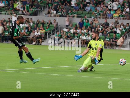 Austin, Texas, États-Unis. 18 août 2021 : le joueur de football de Austin FC Diego Fagundez (14) tire la balle large du but devant le gardien de but de Vancouver Whitecaps Maxime Crepeau (16) lors d'un match de football de Major League entre Austin FC et les Whitecaps de Vancouver le 18 août 2021 à Austin, Texas. (Credit image: © Scott Coleman/ZUMA Press Wire) Credit: ZUMA Press, Inc./Alamy Live News Banque D'Images