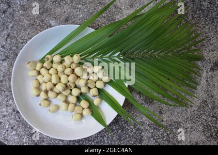 Graines de lotus séchées, les racines de lotus sont blanches et brunes de couleur et sont mangées en été et en automne dans le jardin arrière du Vietnam pour profiter et pique-niquer. Banque D'Images