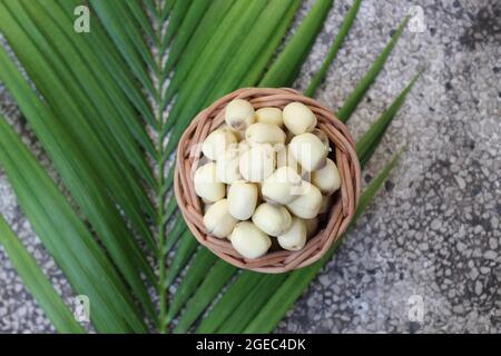 Graines de lotus séchées, les racines de lotus sont blanches et brunes de couleur et sont mangées en été et en automne dans le jardin arrière du Vietnam pour profiter et pique-niquer. Banque D'Images