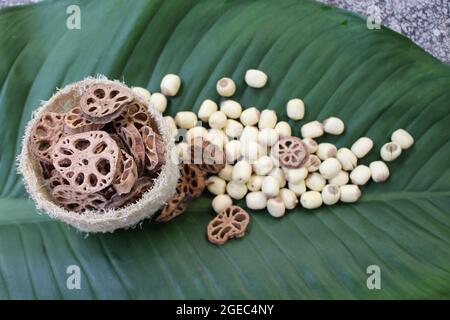 Graines de lotus séchées, les racines de lotus sont blanches et brunes de couleur et sont mangées en été et en automne dans le jardin arrière du Vietnam pour profiter et pique-niquer. Banque D'Images