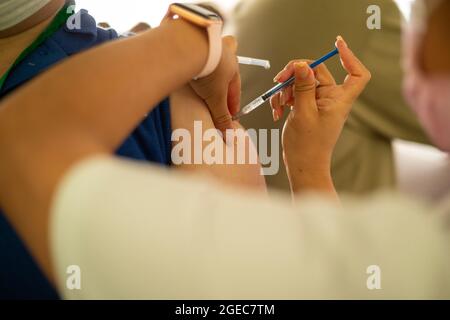campagne de vaccination contre le covid 19. L'infirmière injecte une personne malade dans le bras Banque D'Images