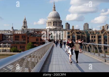 Londres, Grand Londres, Angleterre, 10 août 2021: Femme et enfant marchant sur le pont du Millénaire avec la cathédrale St Paul derrière. Banque D'Images