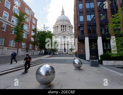 Londres, Grand Londres, Angleterre, août 10 2021 : skateboarder près de la cathédrale St Pauls. Banque D'Images